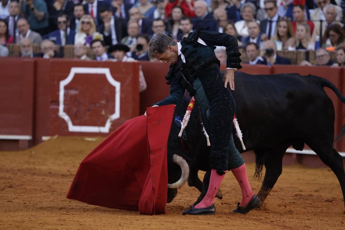 Imágenes de Escribano en el segundo toro de su lote 