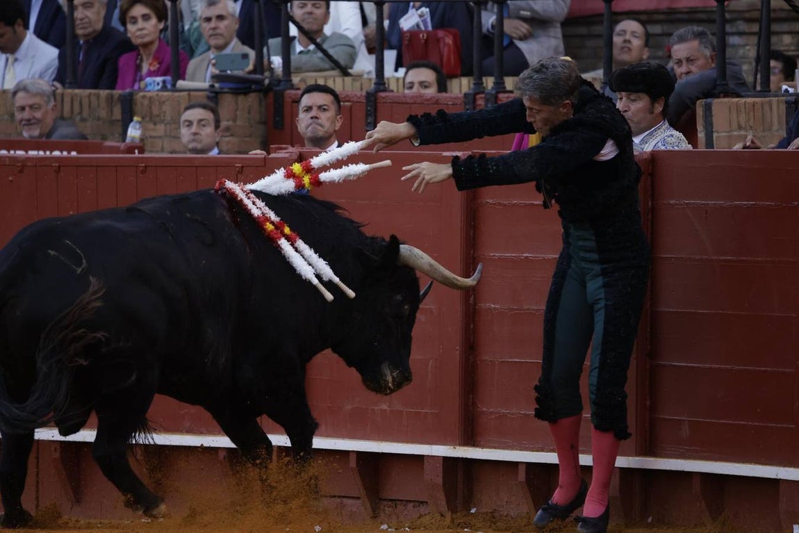 Imágenes de Escribano en el segundo toro de su lote 