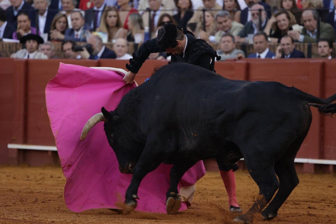 Imágenes de Escribano en el segundo toro de su lote 
