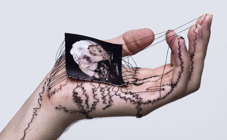 Imagen principal - De arriba abajo, 'Ni conmigo ni sin mí'; 'Reminiscencias'; y la pintura 'Secuelas'