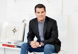 El director de un importante museo, acusado de desnudarse en pleno vuelo