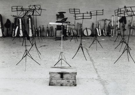 Imagen secundaria 1 - De arriba abajo, detalle de 'Semana Santa' (toma del año 1958. Copia de autor de 1990); 'Barcelona' (Fecha de la toma: 1956. Copia de autor: 1988); y 'Barceona' (Fecha de la toma: año 1957. Copia de 1991)