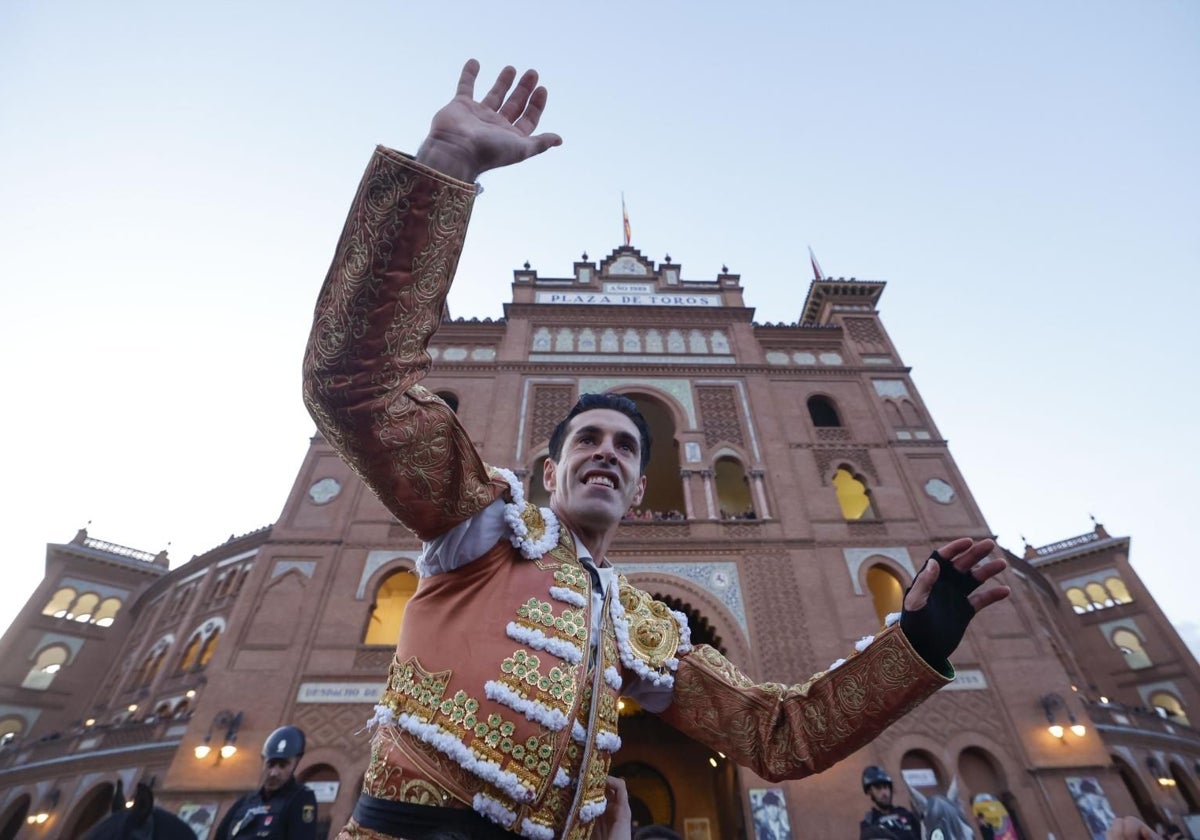 Alejandro Talavante sale por la Puerta Grande
