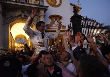 David Miranda saliendo a hombros por la Puerta del Príncipe
