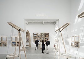 Los arquitectos se visten de superhéroes contra el apocalipsis climático en la Bienal de Venecia