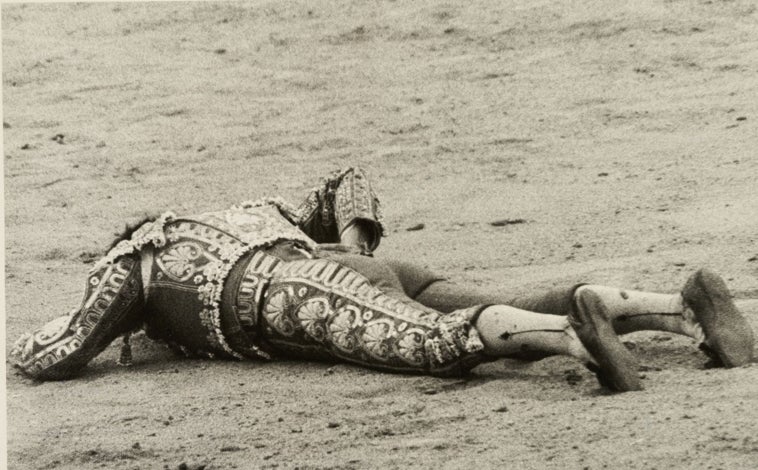 Imagen principal - El sobresaliente Julián de Mata, herido sobre la arena y antes del festejo. El torero Simón pidió torear en su lugar