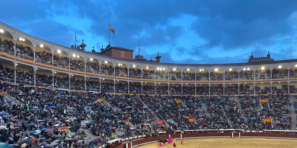 Las Ventas celebra el día del Patrón con claveles, chulapos, Almeida y lluvia