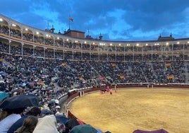 Las Ventas celebra el día del Patrón con claveles, chulapos, Almeida y lluvia