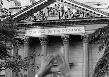 Imagen secundaria 1 - De arriba abajo, 'El último exiliado. Guernica. Llegada a Madrid y traslado al Casón del Buen Retiro, 1981'; 'Ley del aborto. Madrid, 1983', y José Tomás fotografiado en 2007