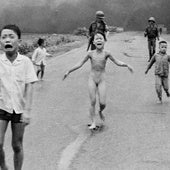 En esta foto de archivo del 8 de junio de 1972, Kim Phuc, de 9 años, en el centro, corre por la Ruta 1 cerca de Trang Bang, Vietnam, después de un ataque aéreo con napalm