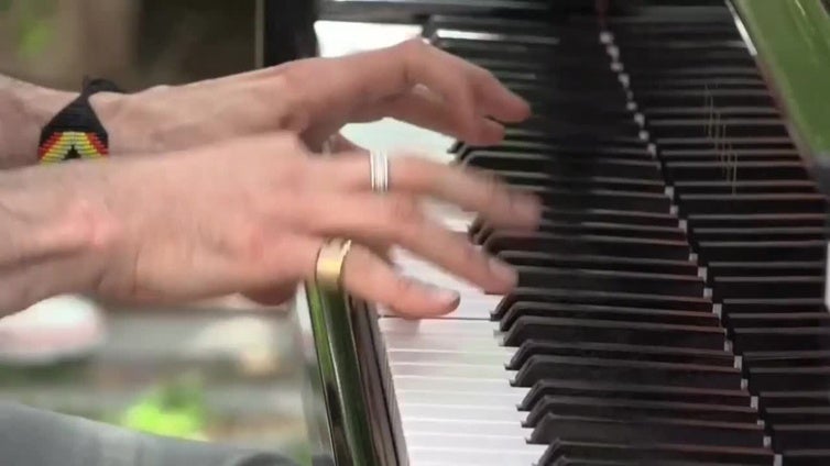 Barcelona se llena de pianos este viernes y de personas que los tocan en plena calle