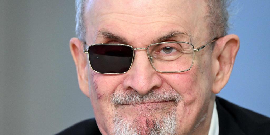 Condenado a 25 años de prisión el hombre que apuñaló a Salman Rushdie