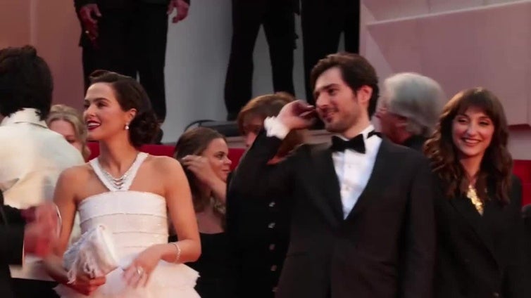 El elenco de "Nouvelle vague" desfila tras la proyección de la película en Cannes