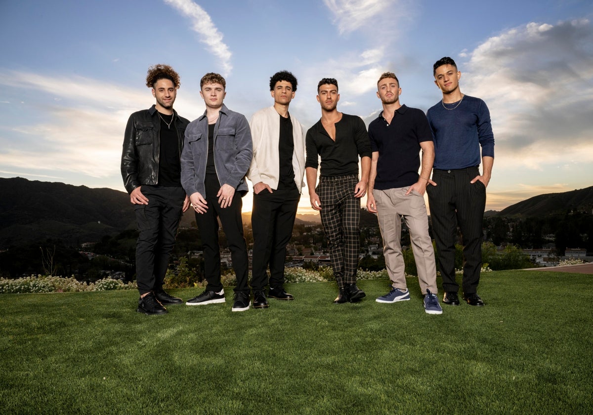 Las historias de estos los seis jóvenes integrantes de as1one se cruzan en un casting de audiciones ideado después de la pandemia. Ahora dicen que sus letras reflejan unas preocupaciones poco habituales en el mundo de las boy-bands