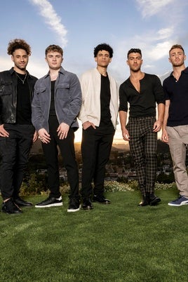 Las historias de estos los seis jóvenes integrantes de as1one se cruzan en un casting de audiciones ideado después de la pandemia. Ahora dicen que sus letras reflejan unas preocupaciones poco habituales en el mundo de las boy-bands