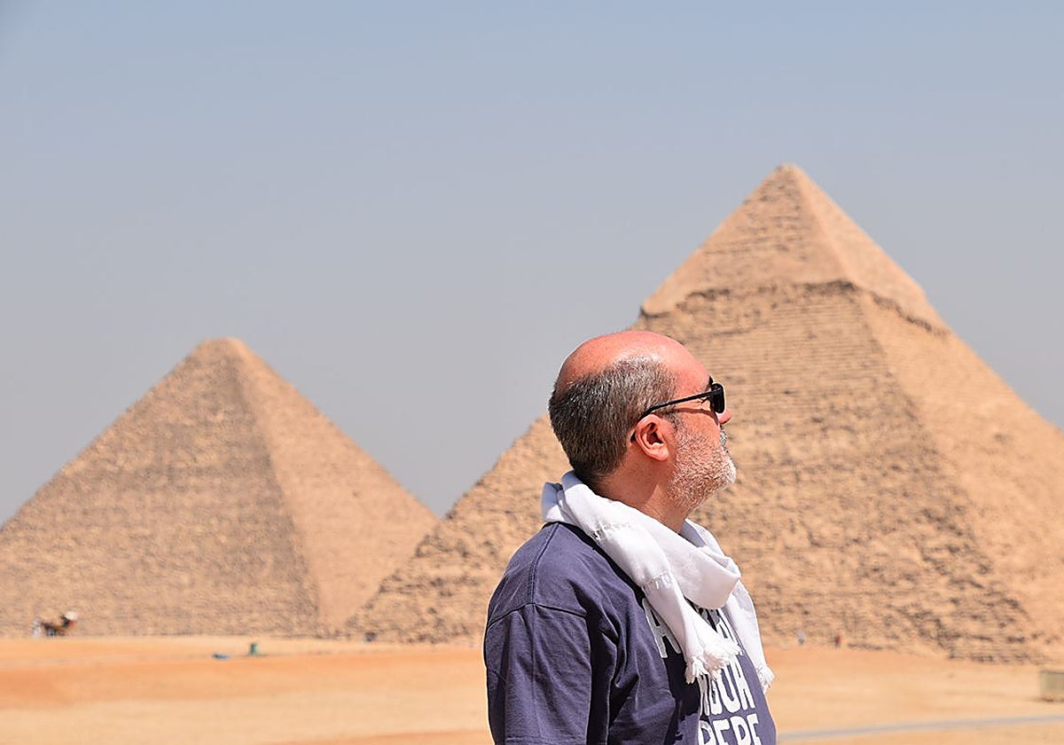 José Miguel Parra, ante las pirámides de Guiza
