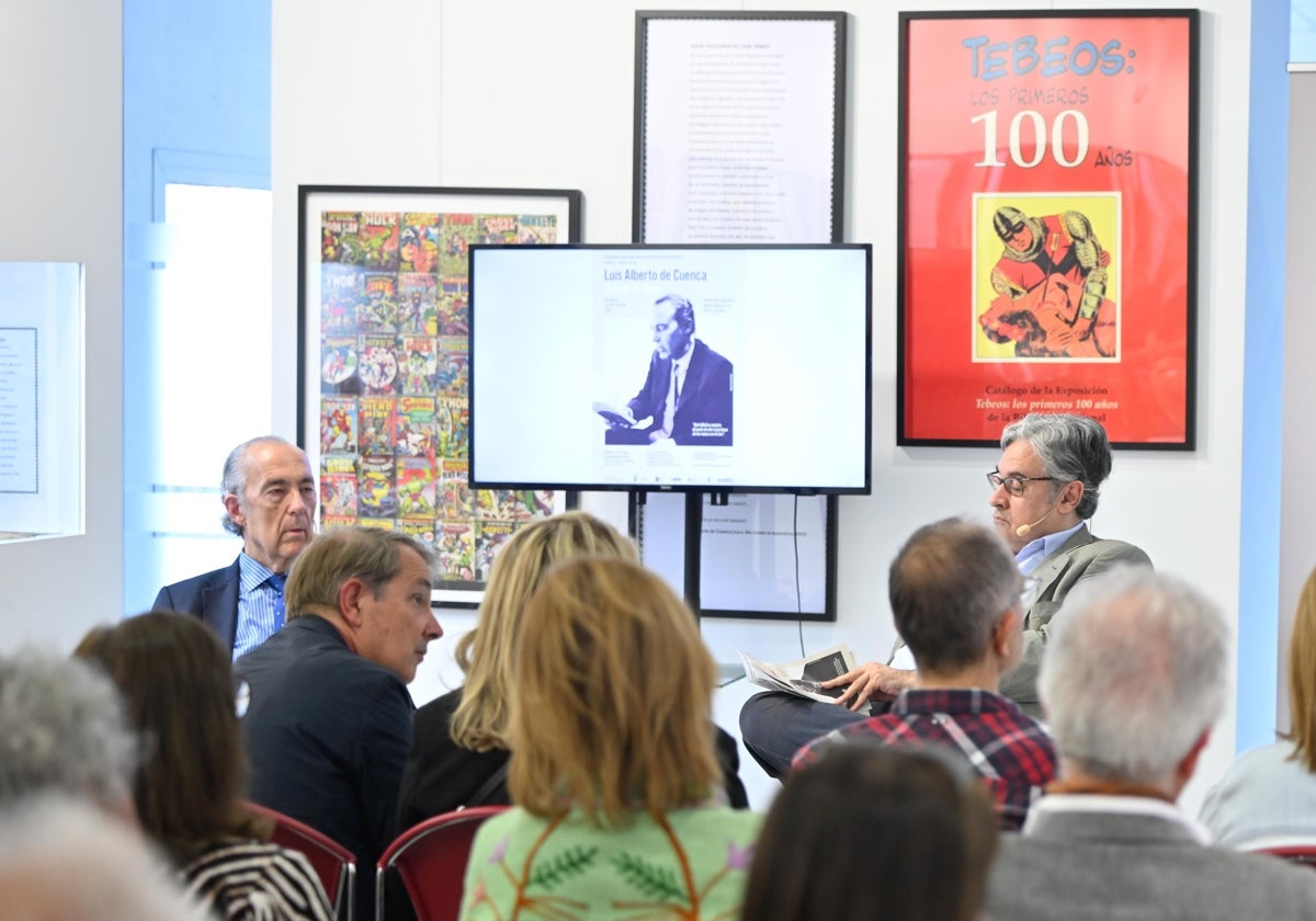 De Cuenca (izquierda) y Prada, conversan en Barbastro durante la presentación de la exposición