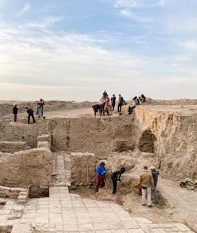 Imagen secundaria 2 - Detalle de la reconstrucción del relieve e imágenes de las excavaciones en Nínive