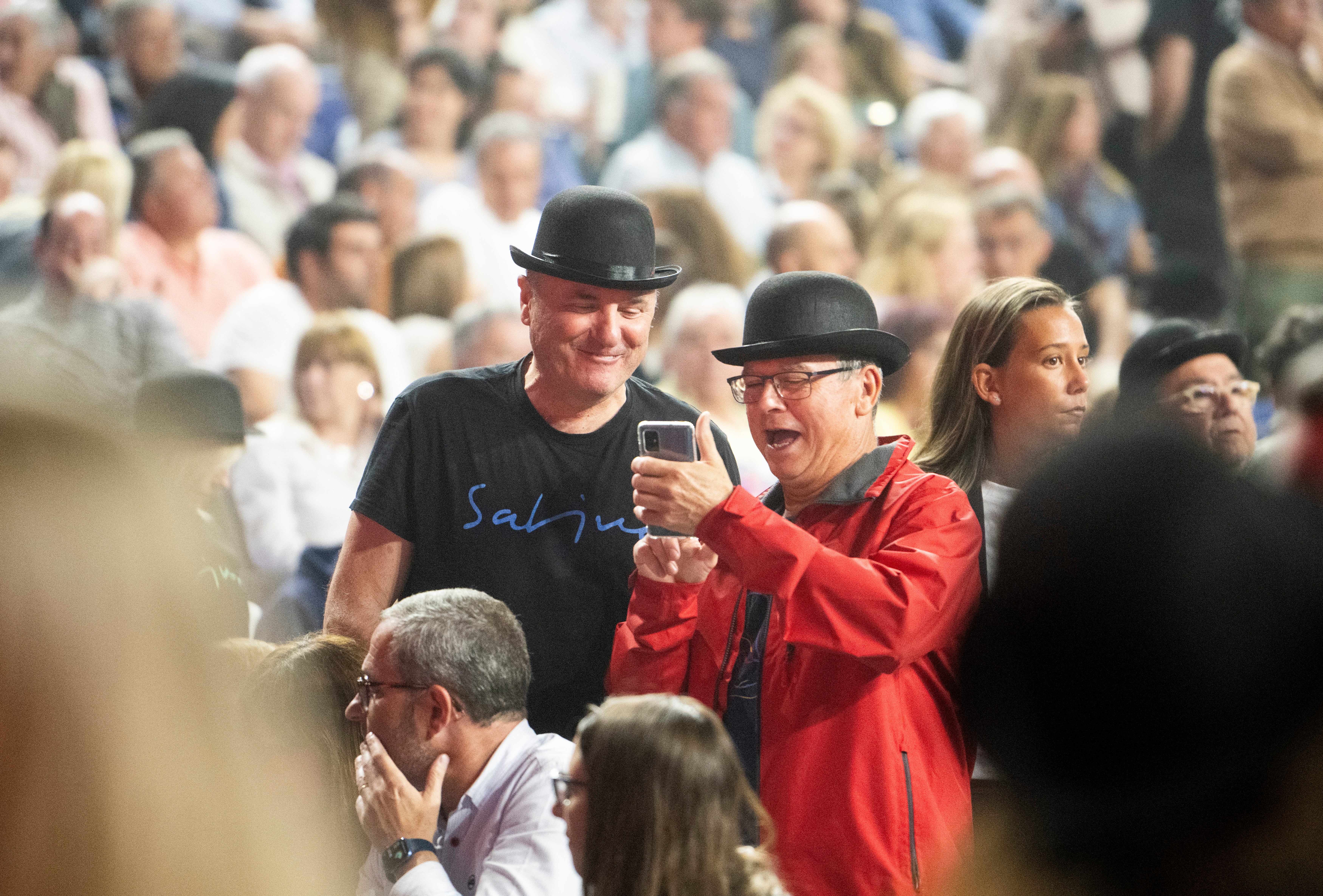 Dos seguidores del artista, ataviados con el 'merchandising' propio para la ocasión