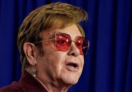 Elton John estalla contra el Gobierno de Starmer por la ley que flexibiliza los derechos de autor en favor de la IA: «Es un plan criminal»