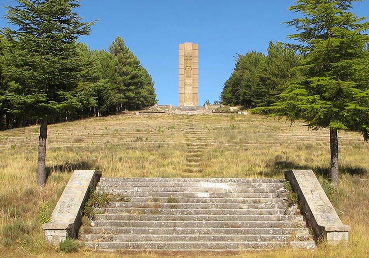 Monumento que conmemora la memoria del general Emilio Mola