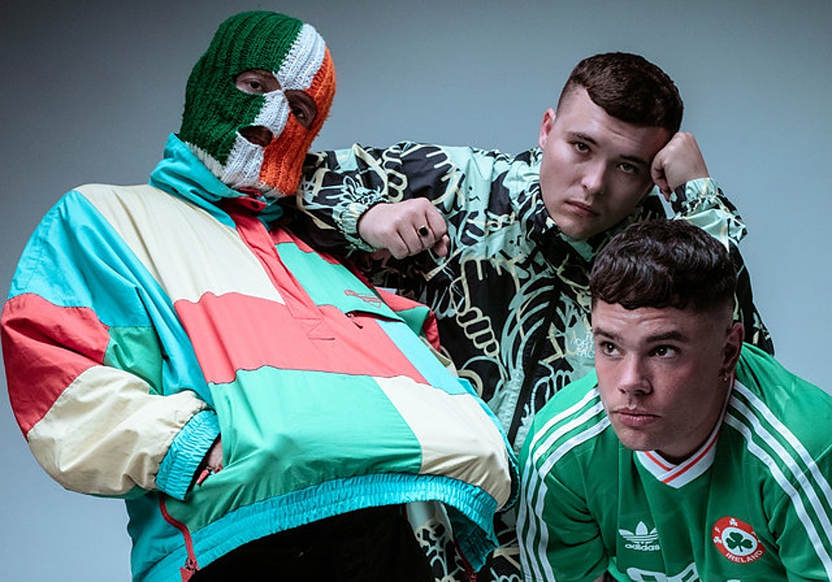 Un miembro del grupo de rap Kneecap, acusado de terrorismo por sacar una bandera de Hezbolá en un concierto