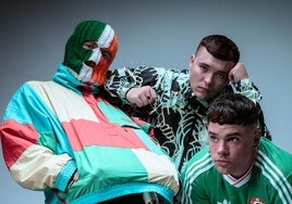 Un miembro del grupo de rap Kneecap, acusado de terrorismo por sacar una bandera de Hezbolá en un concierto