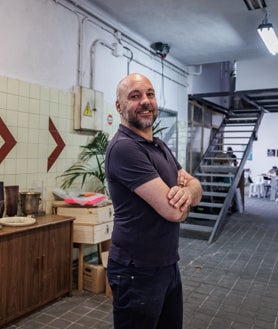 Imagen secundaria 2 - De arriba abajo, Miguel Fructuoso, Irma González-Laviada y Nicolás Combarro, de Nave Oporto; fachada de la galería Memoria, donde se observa cómo sus responsables han utilizado otro tipo de pintura para cubrir una pintada amenazante; Rafael Bonilla de Garage Bonilla