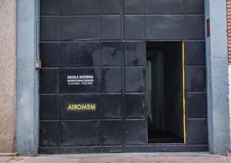 Imagen secundaria 1 - De arriba abajo, Miguel Fructuoso, Irma González-Laviada y Nicolás Combarro, de Nave Oporto; fachada de la galería Memoria, donde se observa cómo sus responsables han utilizado otro tipo de pintura para cubrir una pintada amenazante; Rafael Bonilla de Garage Bonilla