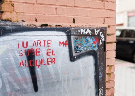 Imagen secundaria 1 - De arriba abajo, Javier Núñez Gasco y Néstor García, artistas; pintada contra los artistas y galeristas en el distrito: y Luis Pérez Calvo, autor de 'Los Carabancheles'
