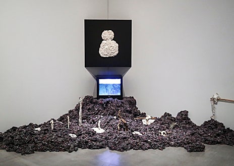 Imagen secundaria 1 - En las imágenes, la autora en el Museo Reina Sofía, y algunas de sus obras contenidas en la retorspectiva que le dedica este espacio