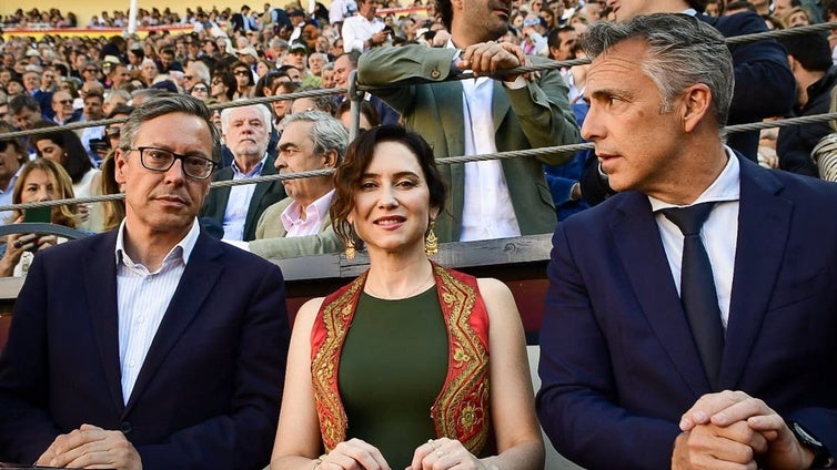 Roca Rey le brinda un toro a Ayuso en Las Ventas, «por su valentía como persona y como mujer»