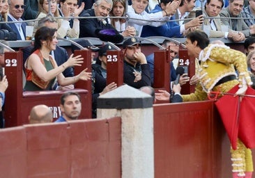 Roca Rey le brinda un toro a Ayuso en Las Ventas «por su valentía como mujer»