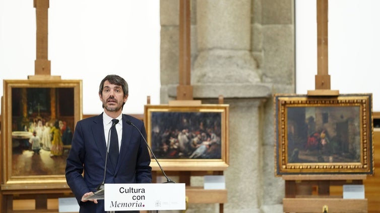 Más allá de la foto de Urtasun con los cuadros expoliados: «Es insuficiente, queda mucho por hacer»