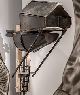 Imagen secundaria 2 - De arriba abajo, obras de Patricia Gómez y María Jesús González, Carlos Maciá y Santiago Cirujeda incluidas en la exposición