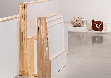 Imagen secundaria 1 - De arriba abajo, obras de Patricia Gómez y María Jesús González, Carlos Maciá y Santiago Cirujeda incluidas en la exposición