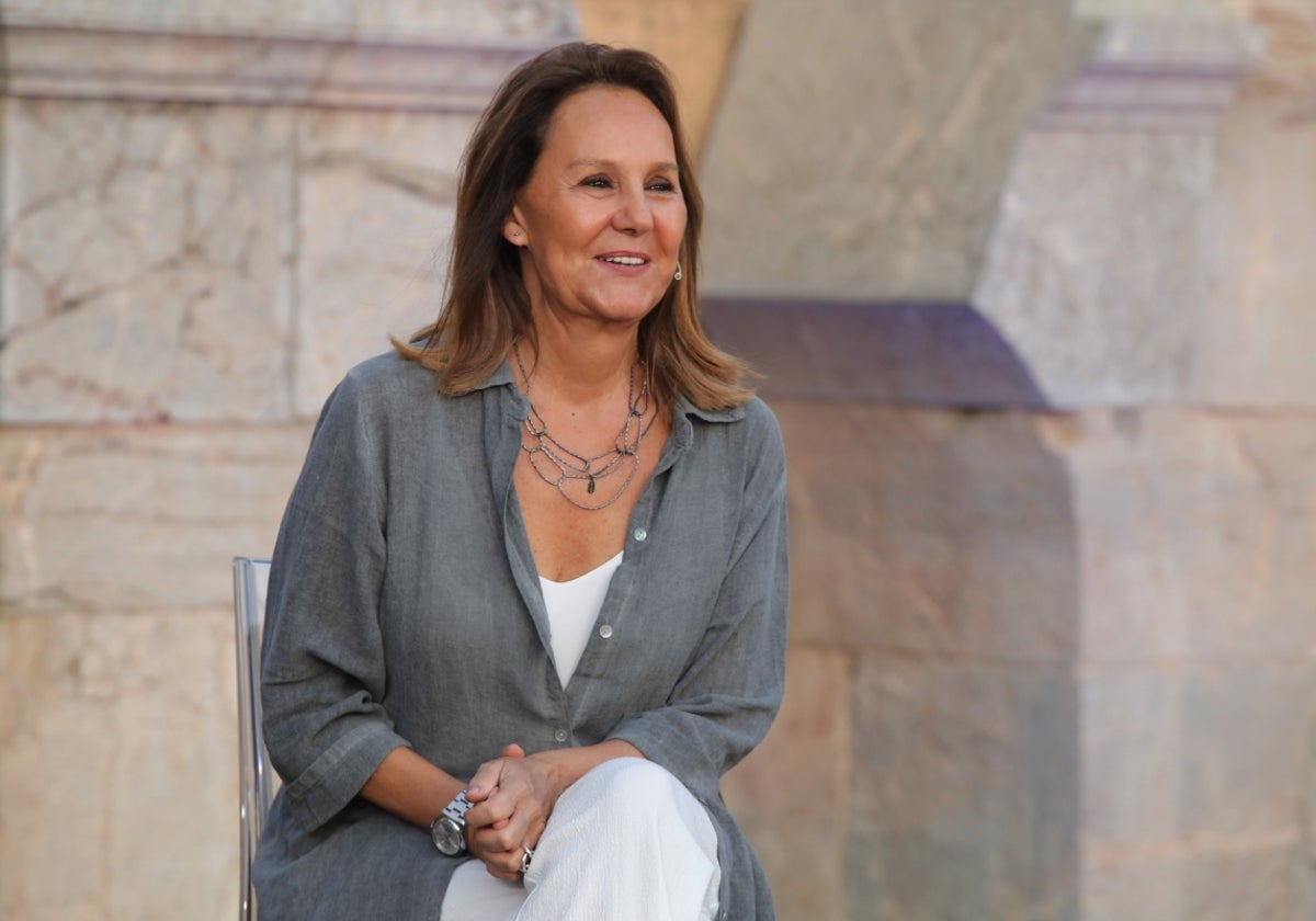María Dueñas en el primer puesto con 'Por si un día volvemos'