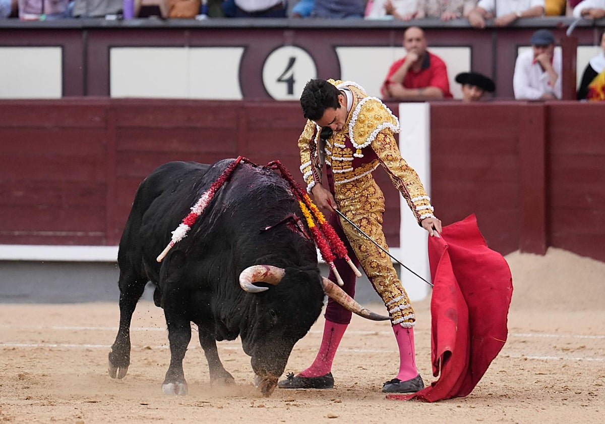 El torero Tomás Rufo da un pase a su toro, durante la corrida de toros con reses de El Parralejo