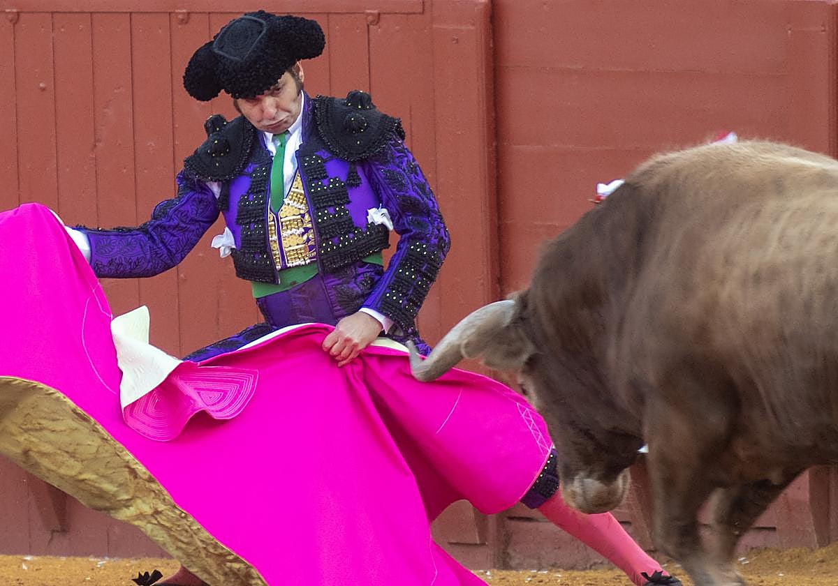 El diestro peruano Andrés Roca Rey da un pase con el capote al primero de los de su lote, durante la corrida de la Feria de San Isidro