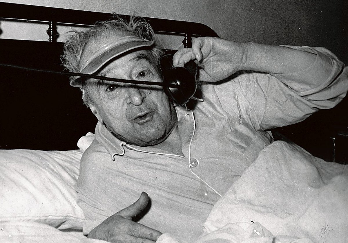 Julio Camba en su habitación 383 del Palace madrileño