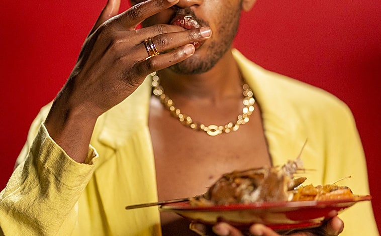 Imagen principal - De arriba abajo, obras expuestas en Bombon+Crisis de Agnes Essonti y Raúl Silva