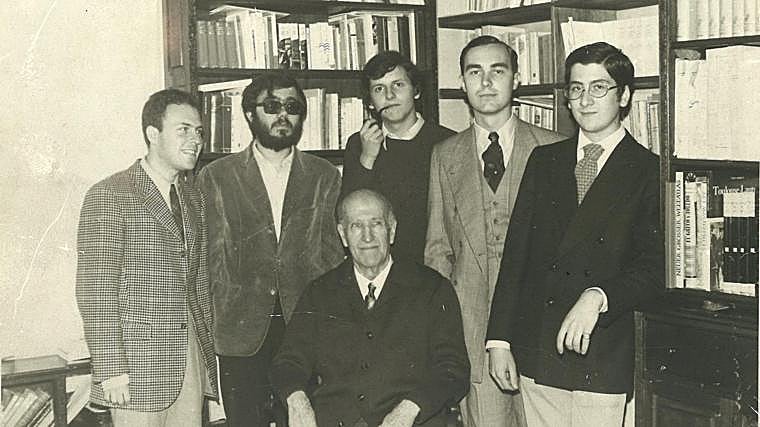 De izquierda a derecha: Javier Lostalé, Eduardo Calvo, Ramón Mayrata, Luis Alberto de Cuenca,y Luis Antonio de Villena; sentado, Vicente Aleixandre