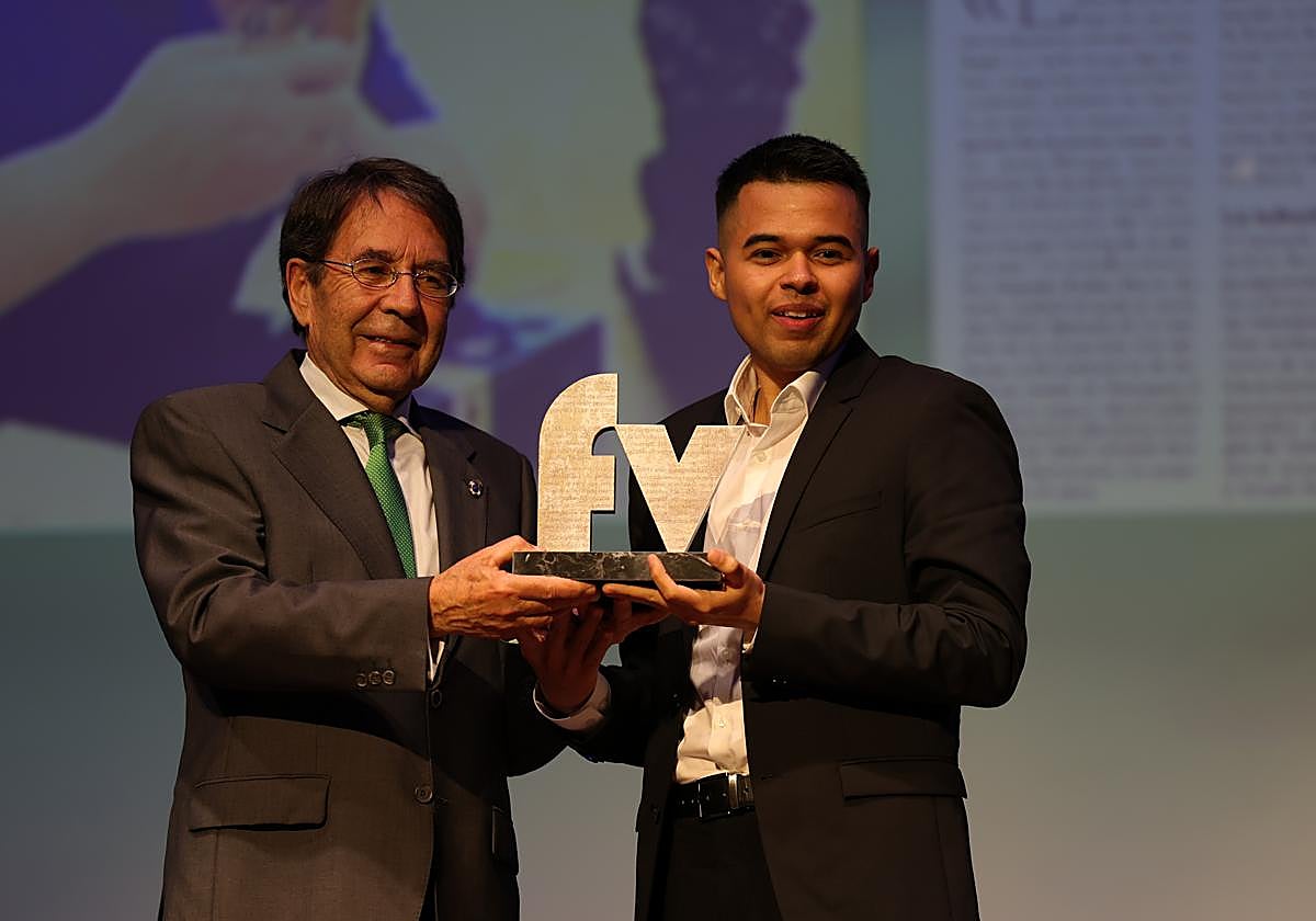 William González Guevara recibe el premio Francisco Valdés