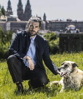 Imagen secundaria 2 - Momentos del rodaje de 'Sirat' y un posado de su director, Óliver Laxe