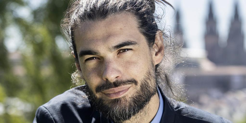 Óliver laxe: «hoy en día no hay nada más contracultural y punki que hablar de fe»