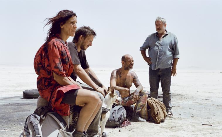 Imagen principal - Momentos del rodaje de 'Sirat' y un posado de su director, Óliver Laxe