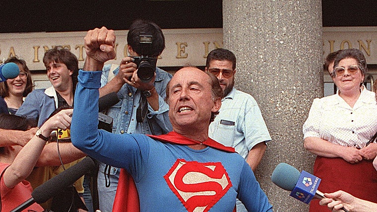 Ruiz Mateos, disfrazado de Superman y evocando el gesto del 'que te pego, leche«