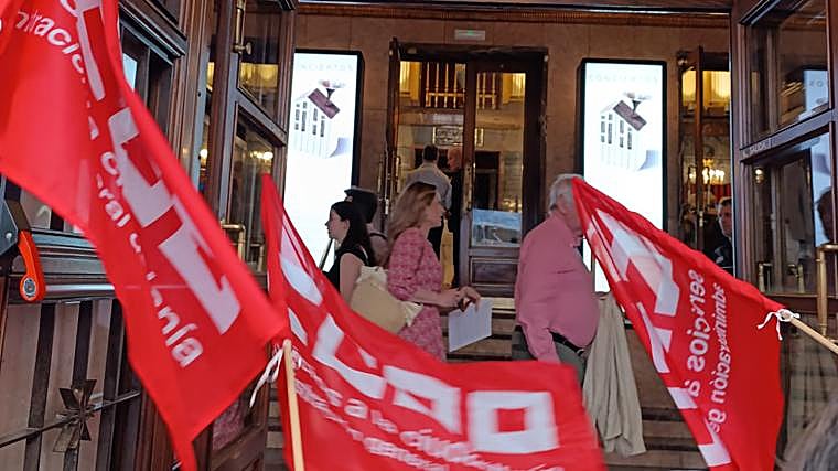 El Teatro de la Zarzuela estrena &#039;La tabernera del puerto&#039; pese a los paros del coro: «Ha sido un despropósito»