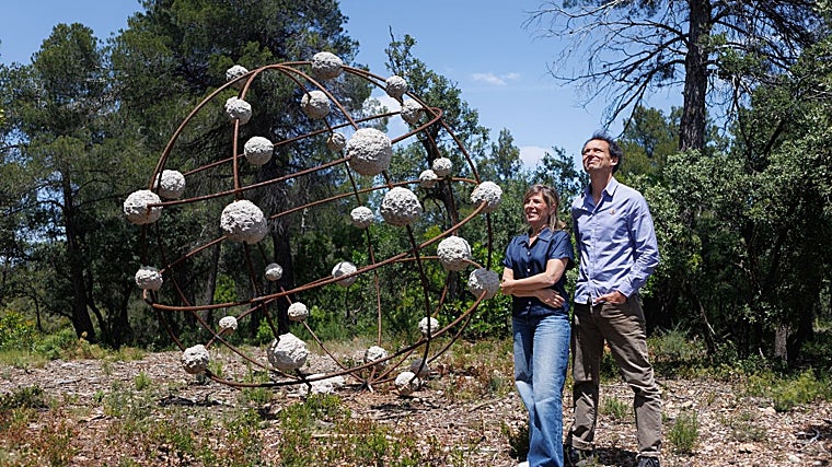 Los galeristas con la pieza 'Orbital', de Mona Hatoum