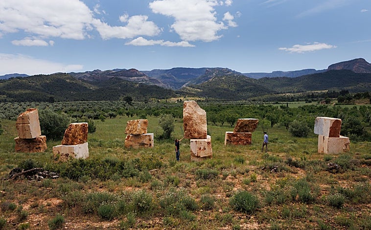 Imagen principal - De arriba abajo, 'The Act of Being Together', de José Dávila; la 'Asamblea interespecies' de SUPERFLEX; y 'Absorción', de Alicja Kiwade